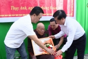Phó Chủ tịch Thường trực UBND tỉnh trao Huy hiệu Đảng