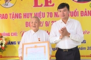 Phó Chủ tịch UBND tỉnh trao Huy hiệu Đảng