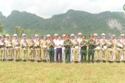 Tặng quà cán bộ chiến sĩ làm nhiệm vụ A80