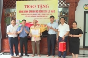 Trao bằng vinh danh và Huy hiệu Đảng đợt 2/9