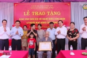 Trao bằng vinh danh và Huy hiệu Đảng đợt 2/9