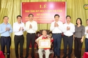Trao bằng vinh danh và Huy hiệu Đảng đợt 2/9