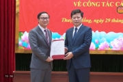 Trao các quyết định về công tác cán bộ