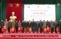 B&iacute; thư Th&agrave;nh ủy H&agrave; Nội tặng qu&agrave; Tết