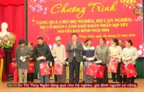 Thăm, tặng qu&agrave; nh&acirc;n dịp Tết Nguy&ecirc;n đ&aacute;n