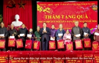 Trao Huy hiệu Đảng đợt 3/2