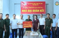 Đồng chí Chủ tịch UBND tỉnh thăm, tặng quà chiến sỹ tham chiến dịch Điện Biên Phủ