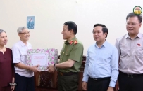 Thăm, tặng qu&agrave; người c&oacute; c&ocirc;ng