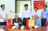 Thăm, tặng qu&agrave; người c&oacute; c&ocirc;ng, hộ ngh&egrave;o