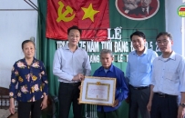 Bí thư Tỉnh ủy trao huy hiệu 75 năm tuổi Đảng cho đảng viên tại huyện Kim Động