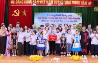 Đồng ch&iacute; B&iacute; thư Tỉnh ủy tặng qu&agrave; trẻ em