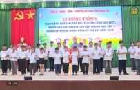 Đồng ch&iacute; Ph&oacute; B&iacute; thư Thường trực Tỉnh ủy tặng qu&agrave; trẻ em