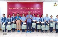Tặng qu&agrave; người lao động c&oacute; ho&agrave;n cảnh kh&oacute; khăn