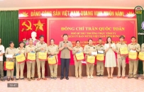 Tặng qu&agrave; nh&acirc;n dịp Th&aacute;ng C&ocirc;ng nh&acirc;n năm 2026