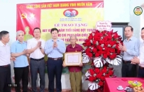 Trao Huy hiệu Đảng đợt 19/5