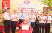 Trao Huy hiệu Đảng đợt 19/5