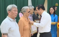 Trao huy hiệu Đảng đợt 19/5 