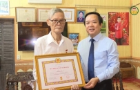 Trao Huy hiệu Đảng đợt 19/5 