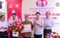Trao Huy hiệu Đảng đợt 19/5 