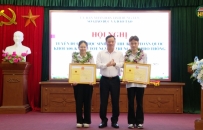 Khen thưởng hai thủ khóa xuất sắc