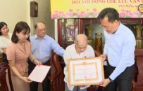 Trao Huy hiệu 80 năm tuổi Đảng 