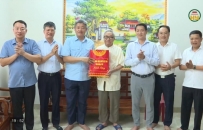 Chủ tịch UBND tỉnh thăm, tặng qu&agrave; người c&oacute; c&ocirc;ng với c&aacute;ch mạng