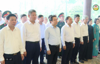 Đo&agrave;n c&aacute;n bộ tỉnh Hưng Y&ecirc;n d&acirc;ng hương tại một số nghĩa trang ở Quảng Trị v&agrave; H&agrave; Tĩnh