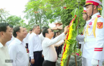 Đo&agrave;n c&aacute;n bộ tỉnh Hưng Y&ecirc;n d&acirc;ng hương tưởng niệm c&aacute;c anh h&ugrave;ng liệt sĩ tại Quảng Trị