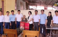 Tặng qu&agrave; c&aacute;c gia đ&igrave;nh ch&iacute;nh s&aacute;ch tại x&atilde; &Acirc;n Thi