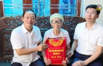 Tặng qu&agrave; gia đ&igrave;nh ch&iacute;nh s&aacute;ch dịp 27/7