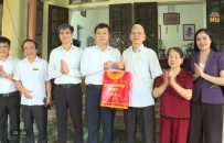 Tặng qu&agrave; người c&oacute; c&ocirc;ng v&agrave; gia đ&igrave;nh ch&iacute;nh s&aacute;ch
