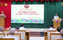 Bí thư Tỉnh ủy trao huy hiệu Đảng đợt 2.9