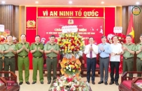 Đồng  ch&iacute; B&iacute; thư Tỉnh uỷ ch&uacute;c mừng Ng&agrave;y truyền thống C&ocirc;ng an nh&acirc;n d&acirc;n Việt Nam