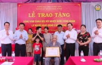 Trao bằng vinh danh v&agrave; Huy hiệu Đảng đợt 2/9