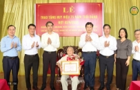 Trao bằng vinh danh v&agrave; Huy hiệu Đảng đợt 2/9