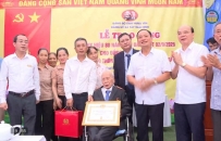 Trao bằng vinh danh v&agrave; Huy hiệu Đảng đợt 2/9