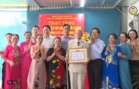 Trao bằng vinh danh v&agrave; Huy hiệu Đảng đợt 2/9