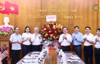 Đồng ch&iacute; B&iacute; thư Tỉnh ủy ch&uacute;c mừng Sở Gi&aacute;o dục v&agrave; Đ&agrave;o tạo nh&acirc;n dịp năm học mới