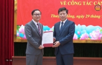 Trao c&aacute;c quyết định về c&ocirc;ng t&aacute;c c&aacute;n bộ