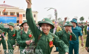 Chùm ảnh: Thanh niên Hưng Yên phấn khởi lên đường nhập ngũ