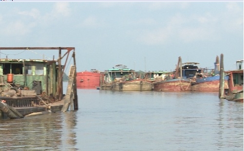 Bắt quả tang 4 tàu hút cát trái phép trên sông Hồng ở thành phố Hưng Yên