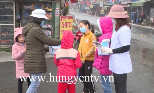 Một số đơn vị, nhà thuốc tặng khẩu trang, nước sát trùng cho người dân