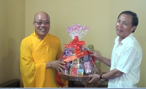 Thăm và tặng quà các chức sắc Phật giáo trên địa bàn huyện Văn Giang