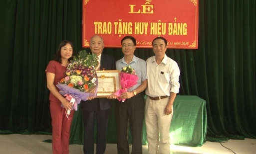 Trao huy hiệu 70 năm tuổi Đảng cho các đảng viên ở Yên Mỹ, thành phố Hưng Yên