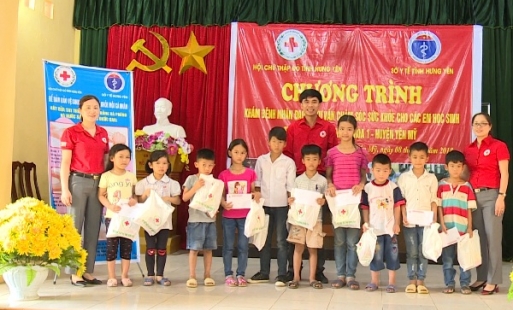 250 học sinh Yên Mỹ được khám bệnh và cấp thuốc nhân đạo