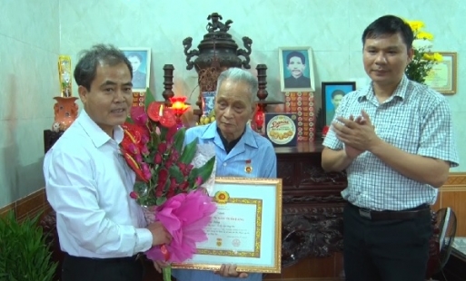 Trao huy hiệu 70 năm tuổi Đảng tại các huyện: Ân Thi, Mỹ Hào, Kim Động và thành phố Hưng Yên