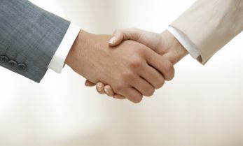Mùa dịch Covid – 19: Có nên lo ngại vì những cái bắt tay
