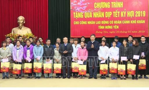 Bộ trưởng Bộ Công an Tô Lâm thăm, tặng quà tết công nhân, lao động có hoàn cảnh khó khăn tại Văn Giang