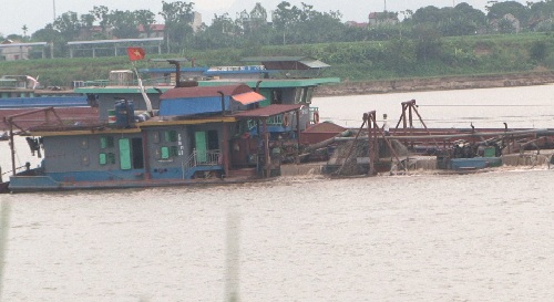 Tái diễn hút cát gần kè Phú Hùng Cường, thành phố Hưng Yên