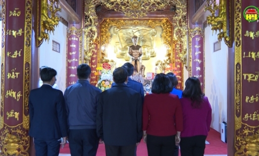 Dâng hương tại Nhà lưu niệm lực lượng Nữ du kích Hoàng Ngân Hưng Yên và Liệt sỹ, Anh hùng LLVT nhân dân Vũ Thị Kính